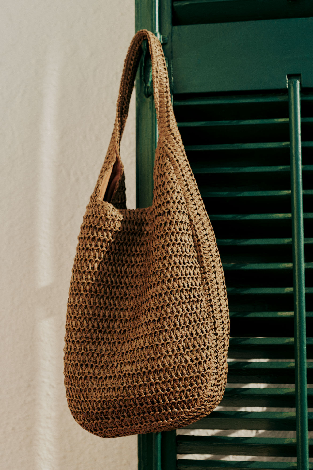 Cortefiel Bolso hobo trenzado rafia