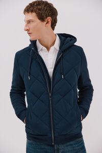 Cortefiel <br>-Regular fit<br>-Tejido felpa combinado con tejido técnico <br>-cierre frontal con cremallera, capucha y bolsillos laterales<br>-Al comprar nuestros productos de algodón estás apoyando nuestra inversión en la iniciativa Better Cotton. Este producto