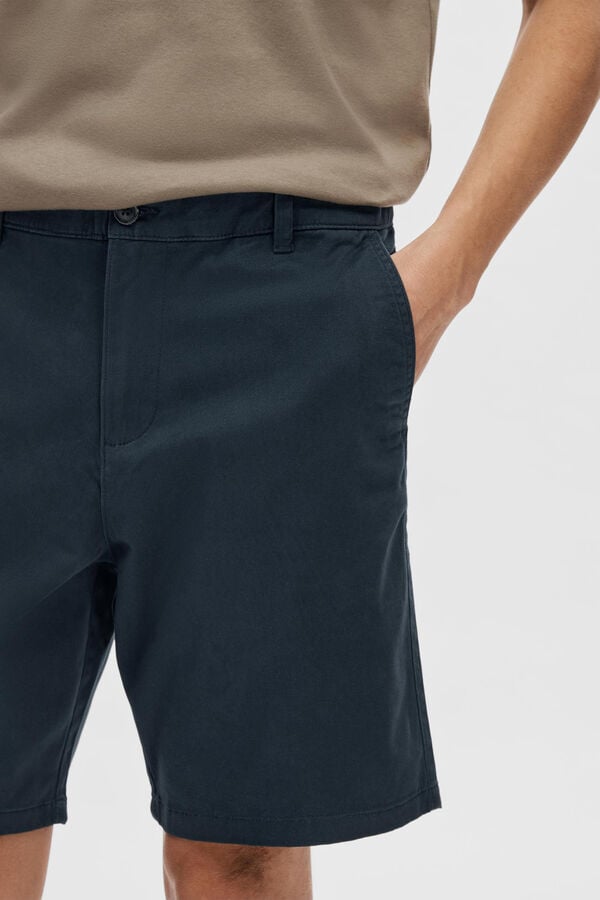 Cortefiel Pantalón chino corto confeccionado con algodón orgánico. Azul marino