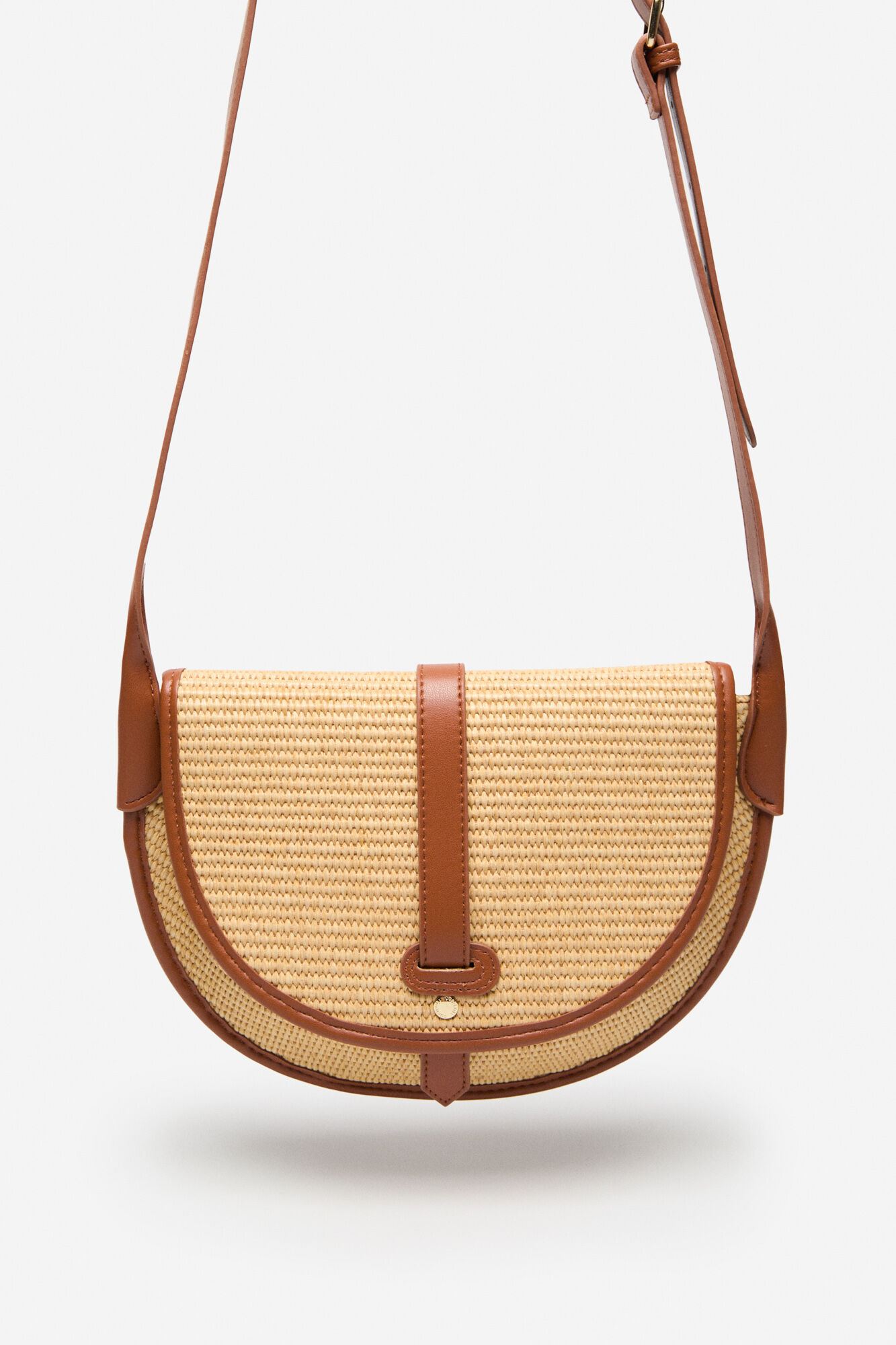 Bolso bandolera solapa rafia Bolsos de mujer Cortefiel