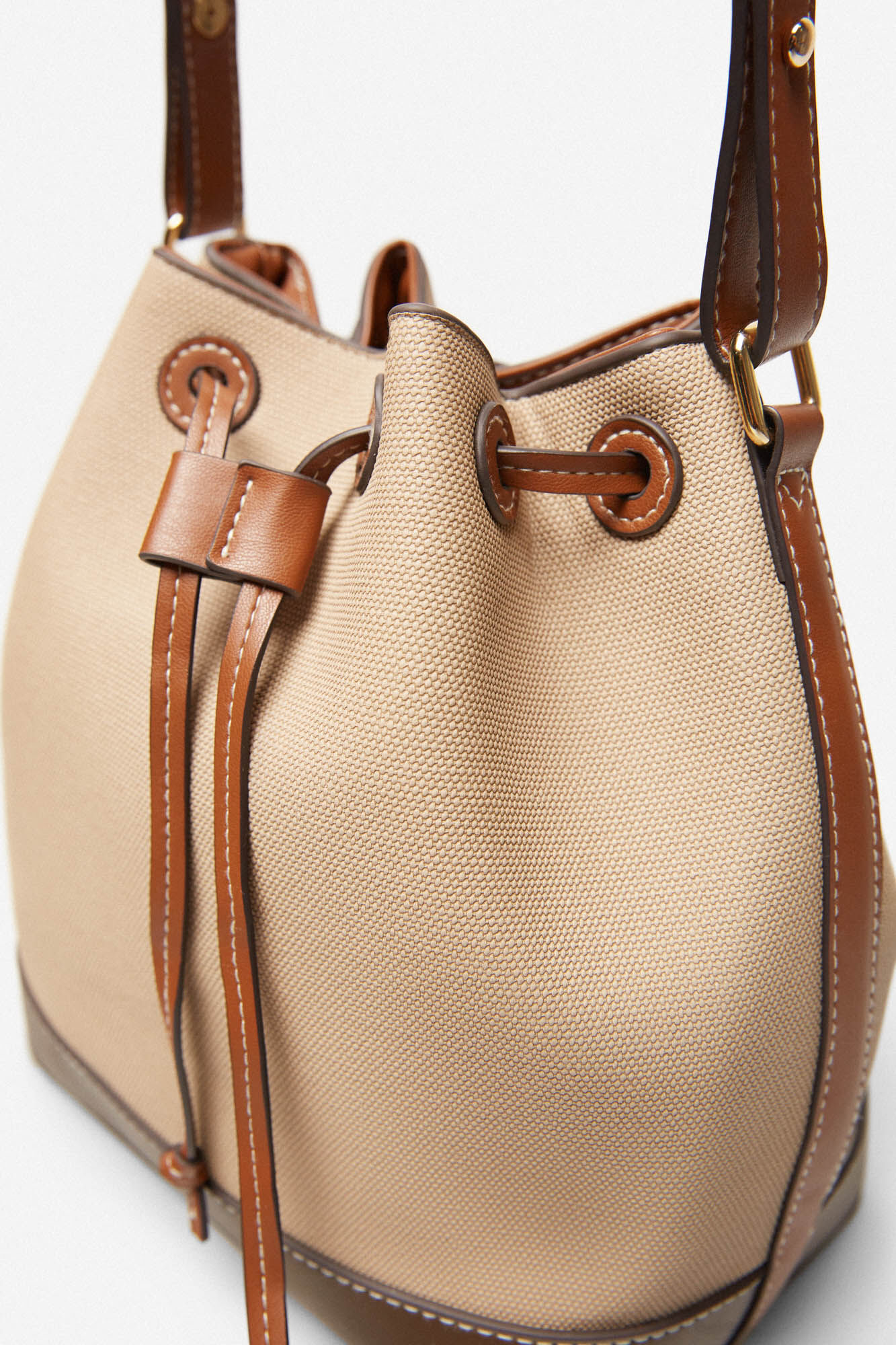 Bolso saco contrastes