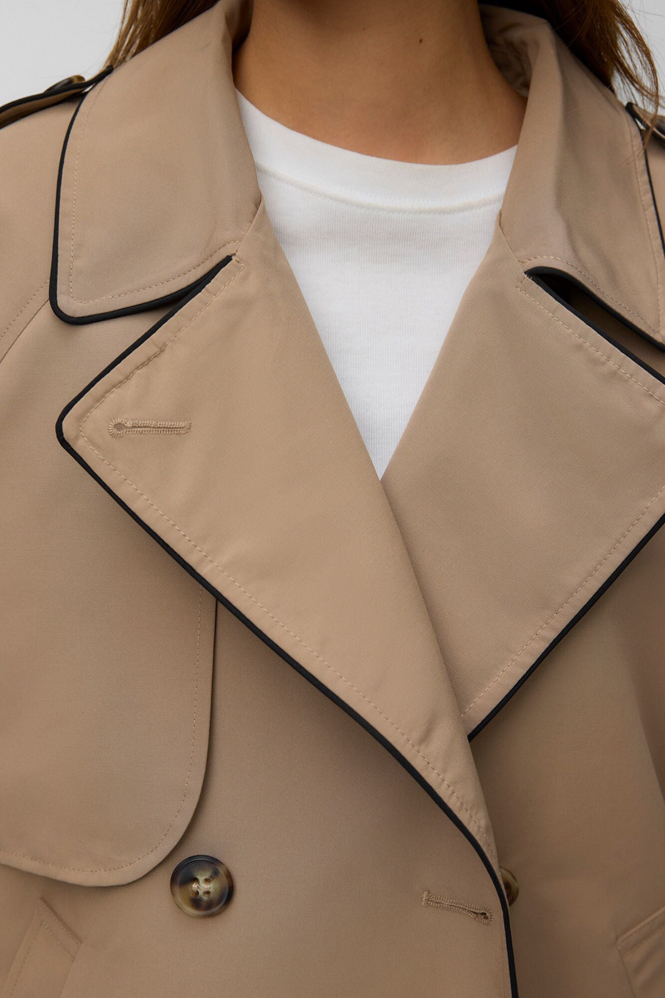 Vero Moda Gabardina corta con vivo contraste