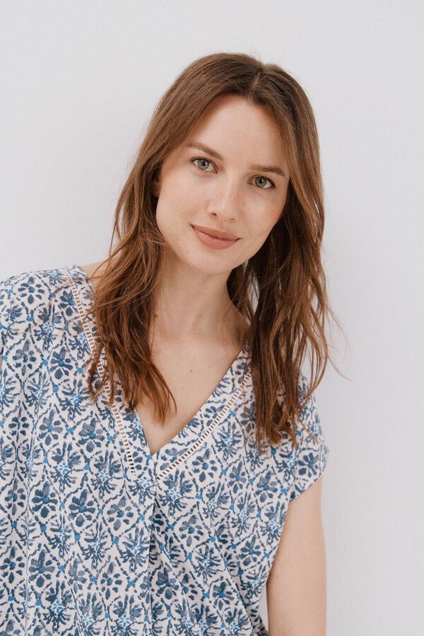 Cortefiel V -shirt with lace detail Printed blue