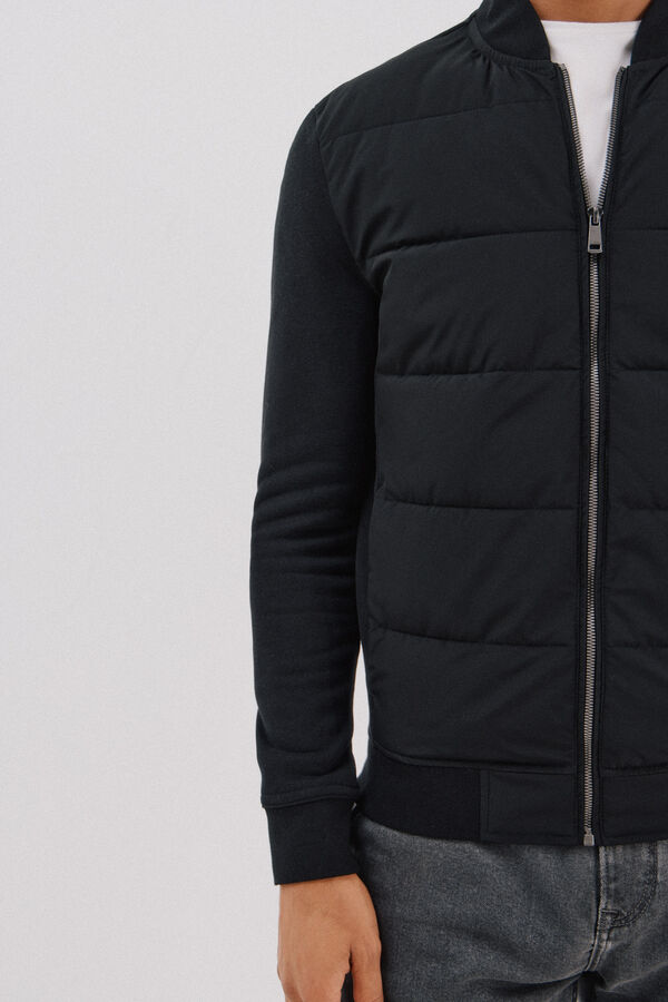 Cortefiel <br>-Regular fit<br>-Tejido felpa combinado con tejido técnico <br>-Cierre frontal con cremallera, cuello bomber y bolsillos laterales<br>-Al comprar nuestros productos de algodón estás apoyando nuestra inversión en la iniciativa Better Cotton. Este pr Black