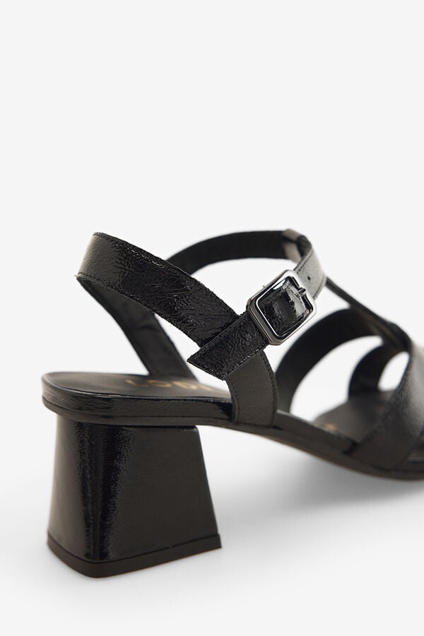 Lodi Sand&aacute;lia em pele efeito verniz Preto