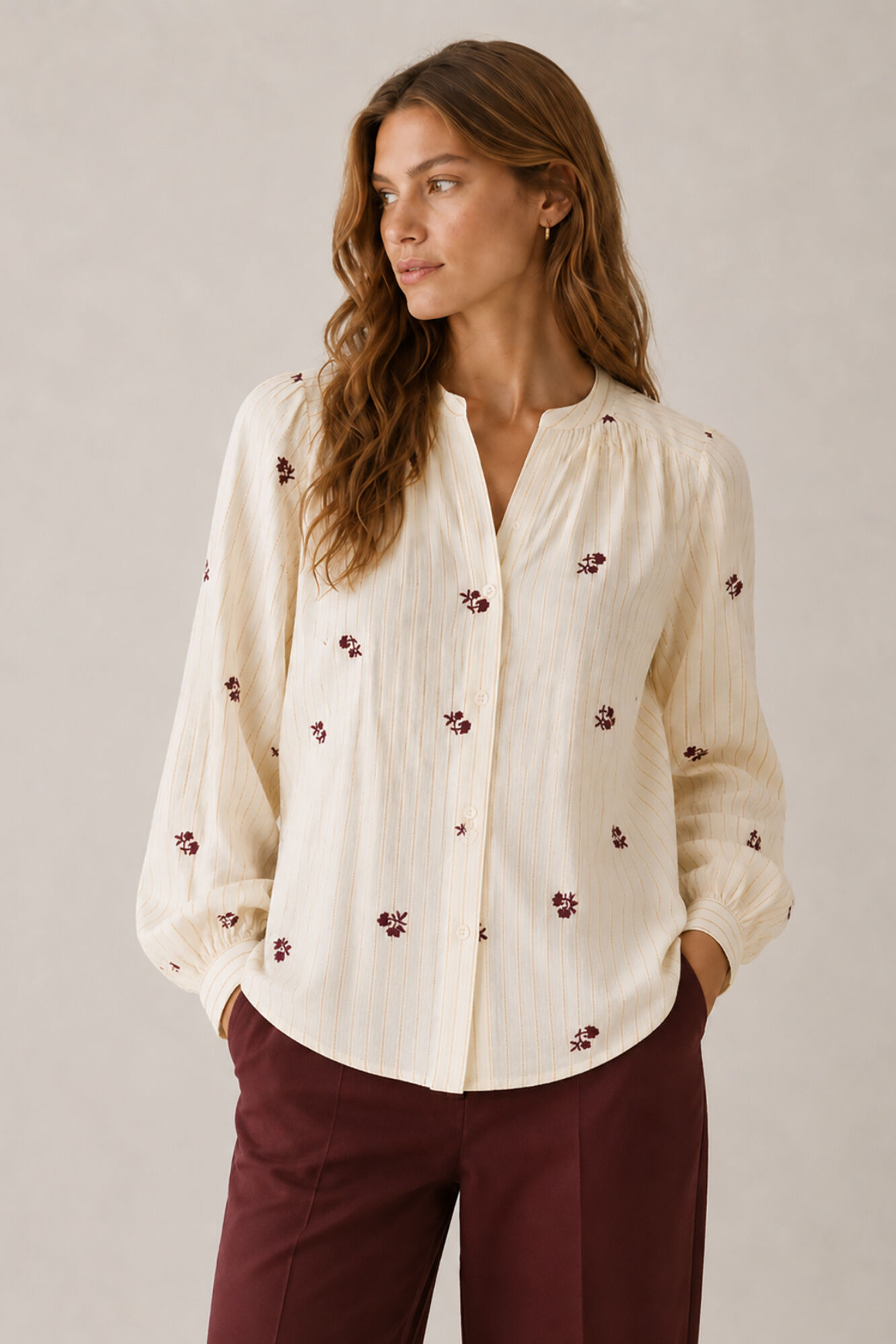 Vila Blusa fluida con bordados florales