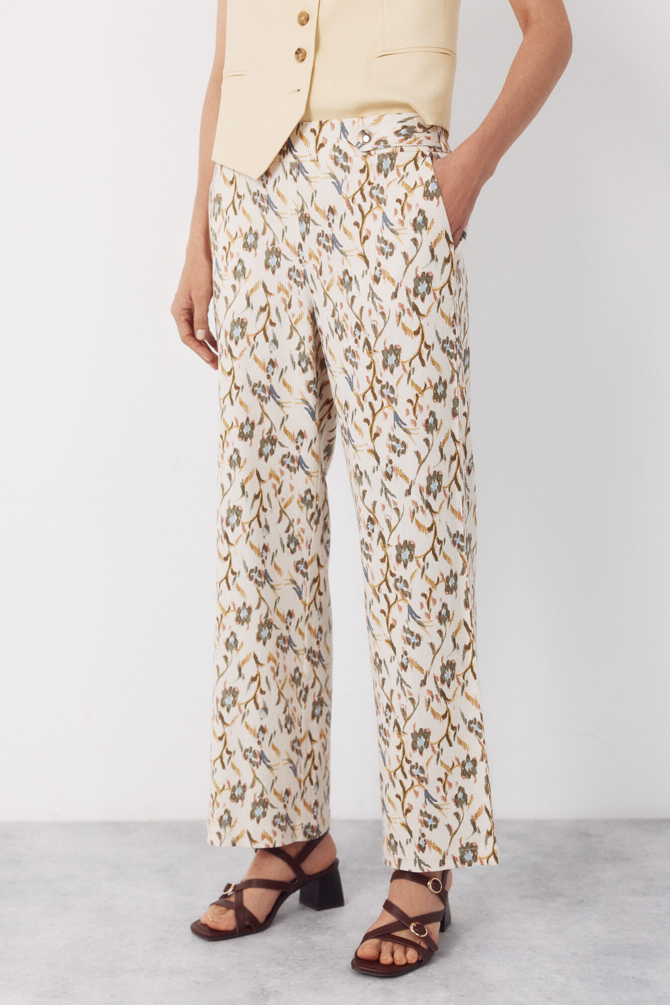 Cortefiel Linen trousers with gold buttons