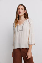 Vila Blusa boho com bordados em contraste Tostado