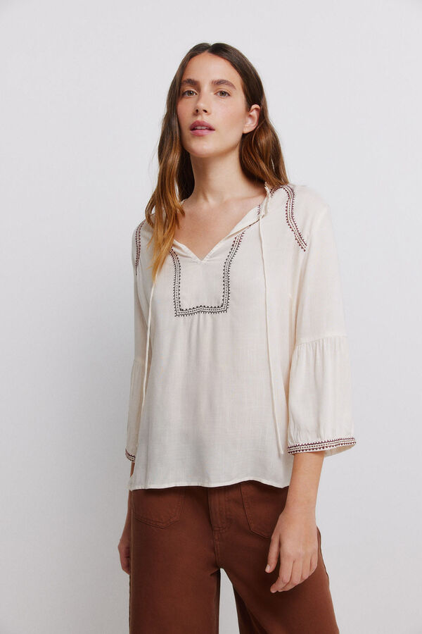 Vila Blusa boho com bordados em contraste Tostado