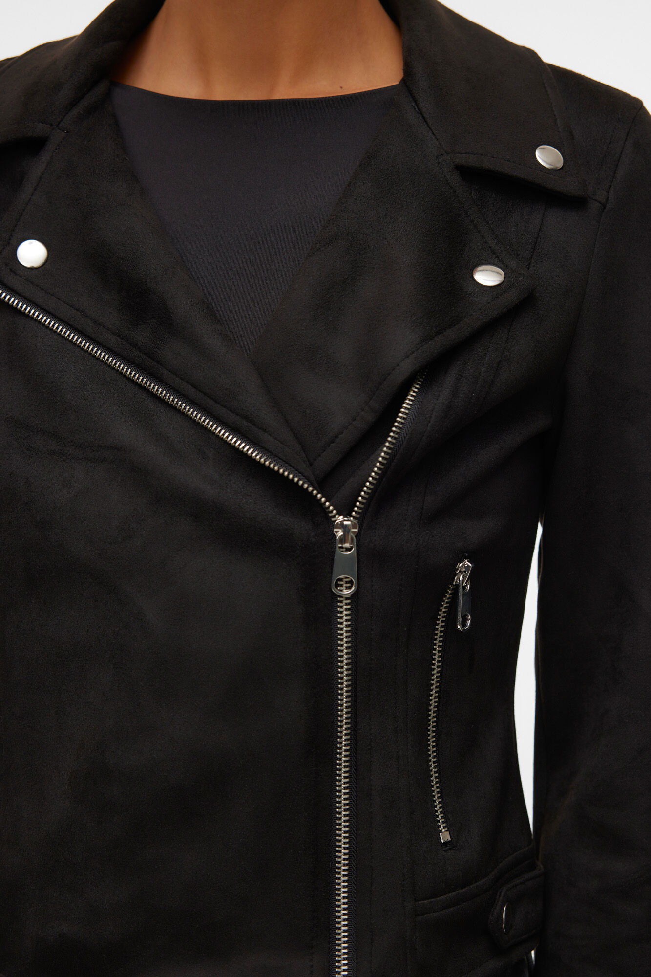 Vero Moda Blus&atilde;o de camur&ccedil;a com tachas