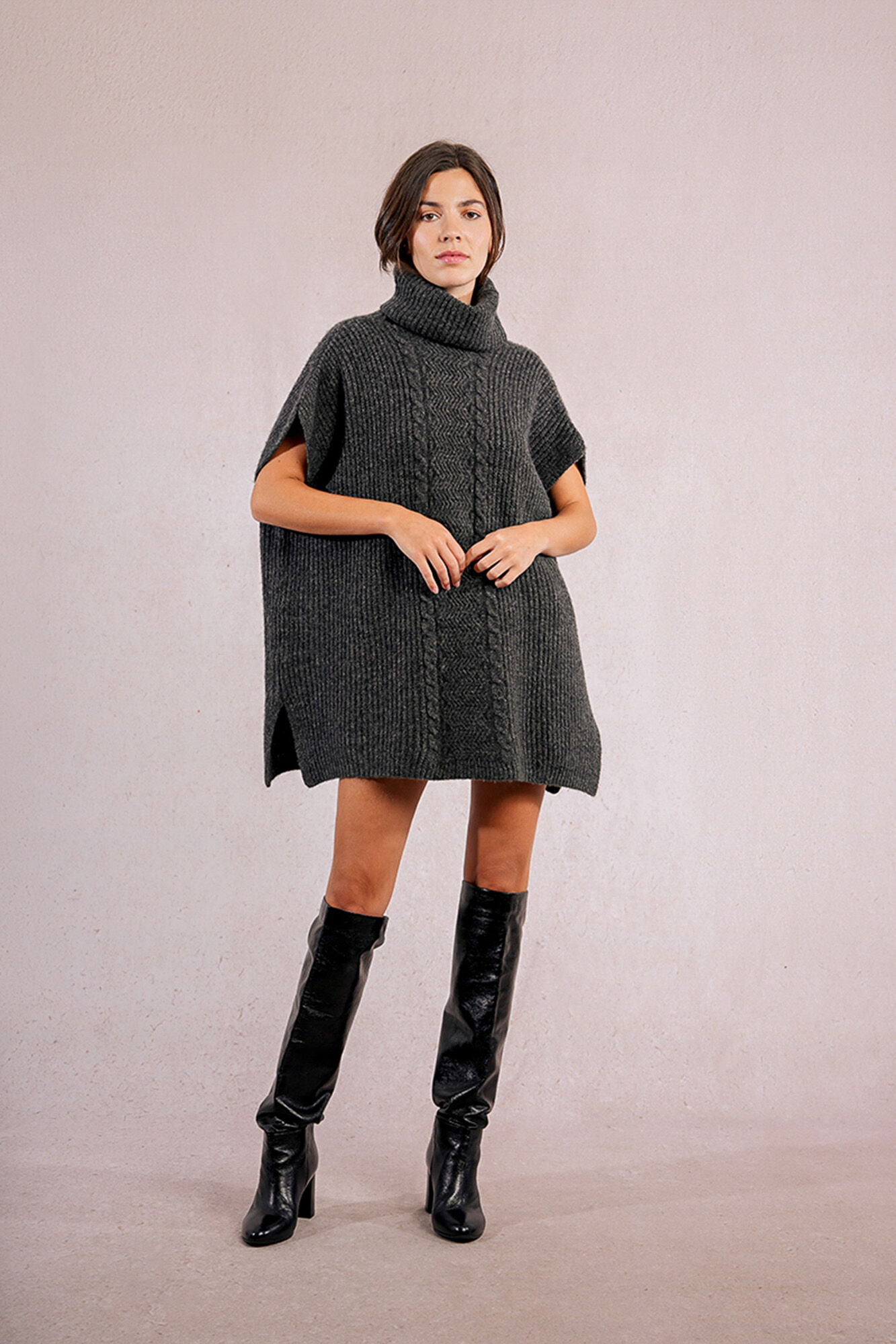 Molly Bracken Poncho assim&eacute;trico com gola alta