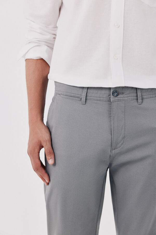 Cortefiel Cal&ccedil;as chino b&aacute;sicas leves regular Cinzento