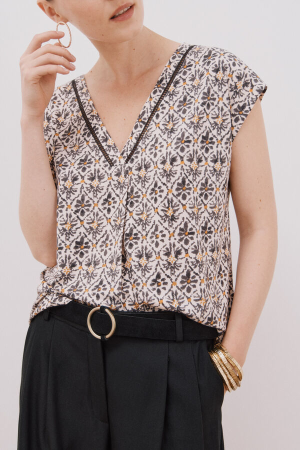 Cortefiel V -shirt with lace detail Printed white