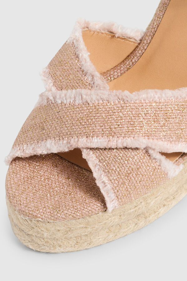 Casta&ntilde;er Sand&aacute;lia de cunha Bromelia linho Subiu