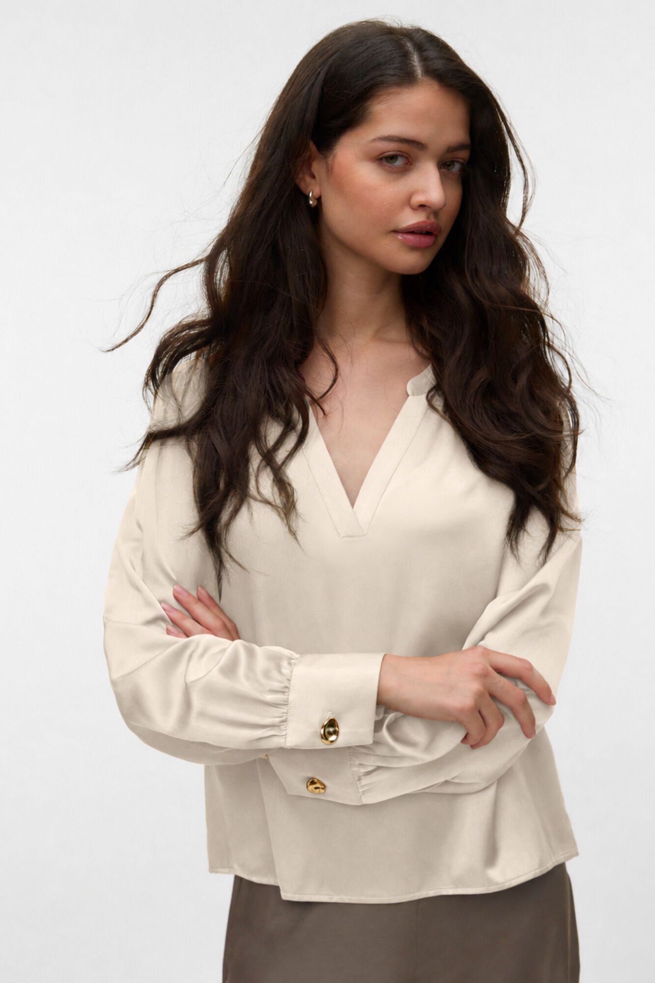 Vero Moda Blusa acetinada com bot&otilde;es dourados