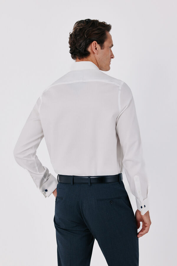 Cortefiel Camisa de vestir lisa de f&aacute;cil engomado com punho para bot&otilde;es de punho Branco