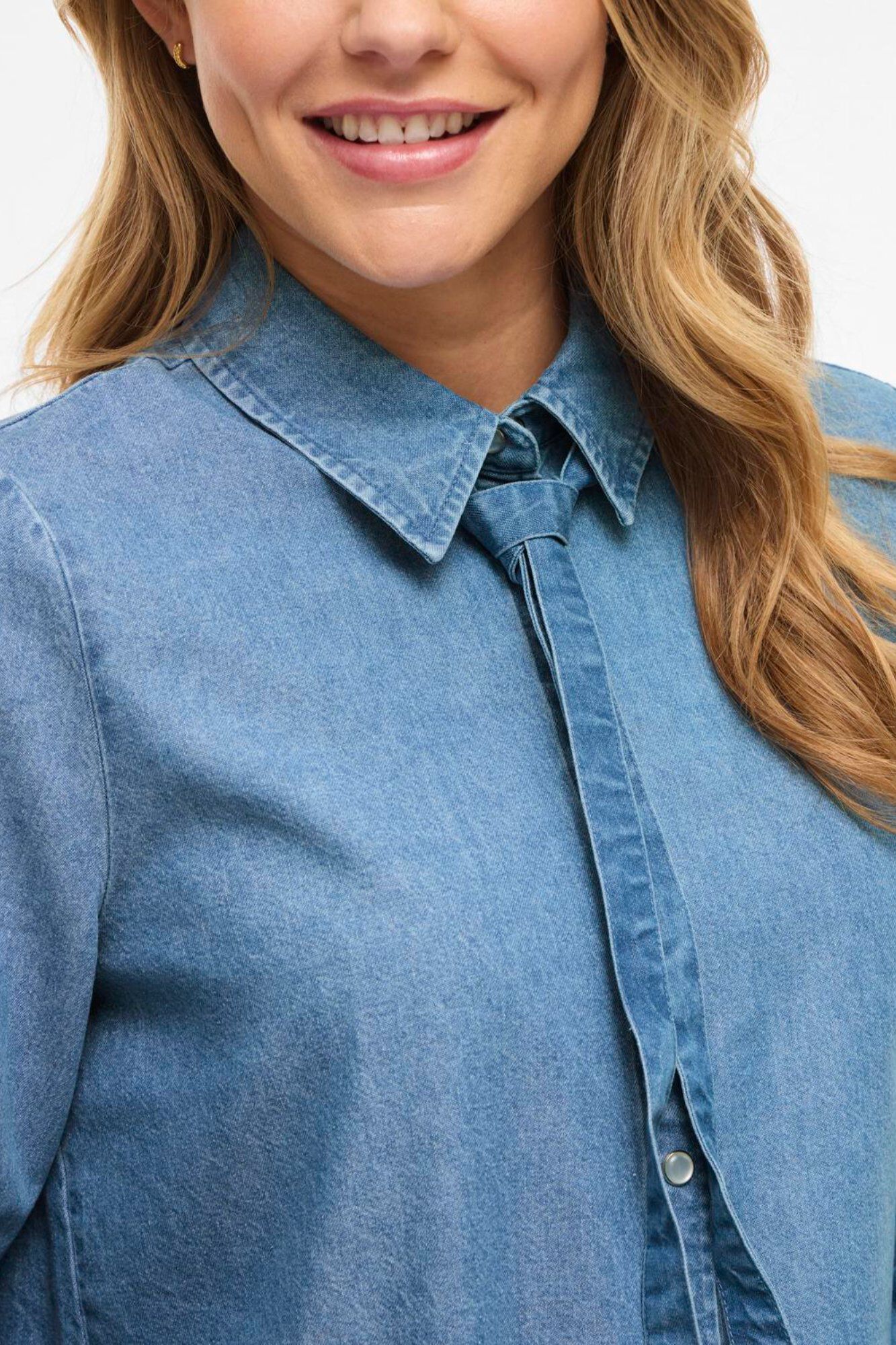 Vila Camisa de ganga com la&ccedil;ada no pesco&ccedil;o