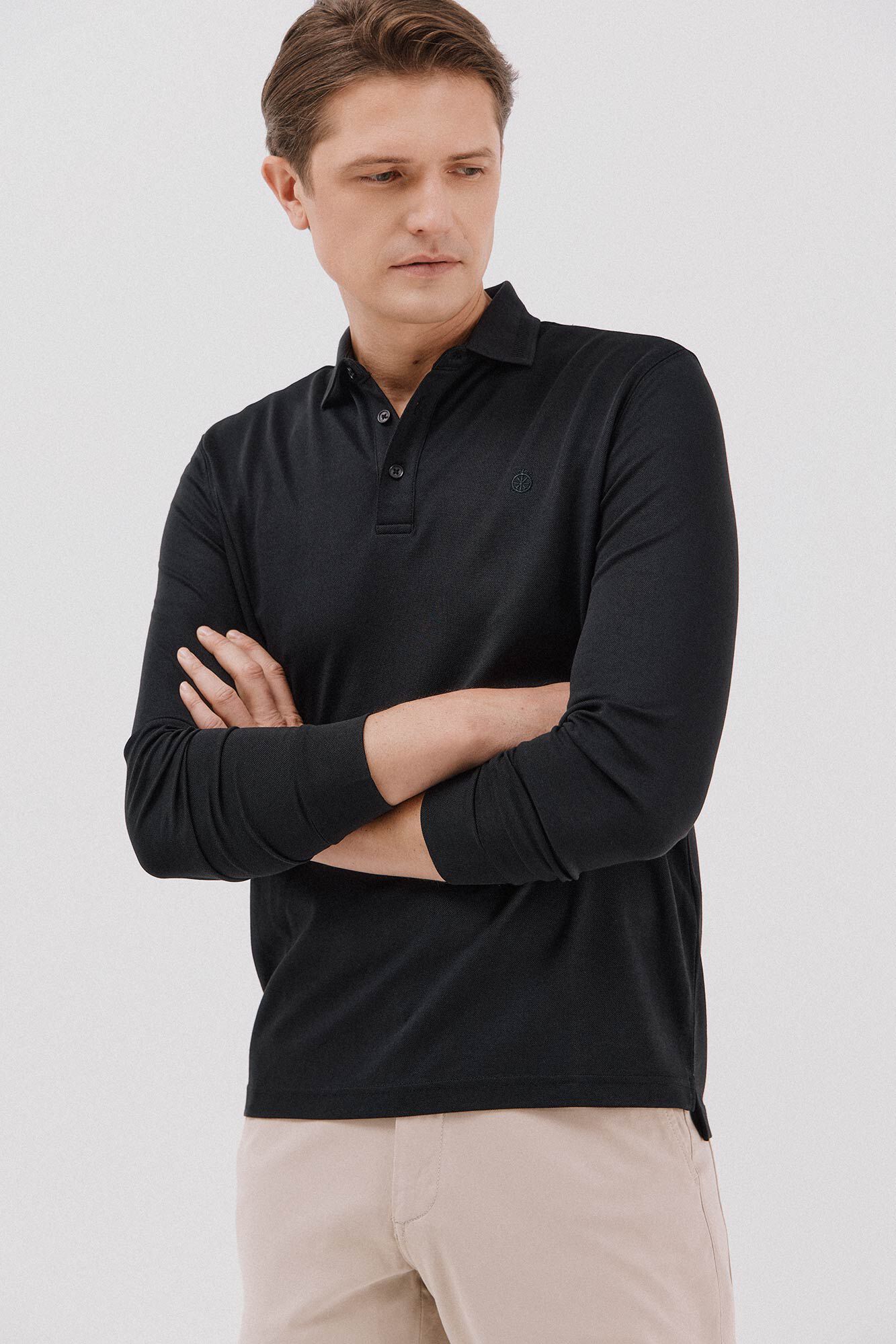 Cortefiel <br>-Regular fit<br>-Tejido estructura piqu&eacute;<br>-Manga larga, tapeta con botones y logo bordado en el pecho<br>-pu&ntilde;os camiseros con bot&oacute;n<br>-Al comprar nuestros productos de algod&oacute;n est&aacute;s apoyando nuestra inversi&oacute;n en la iniciativa Better Cotton. Es