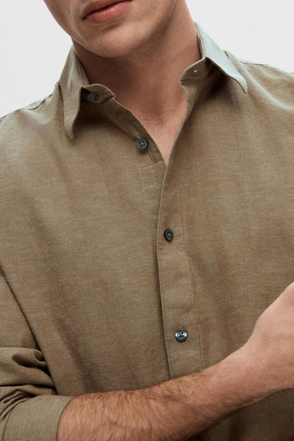 Cortefiel Camisa de manga larga confeccionada con lino y algodón reciclado. Tabaco