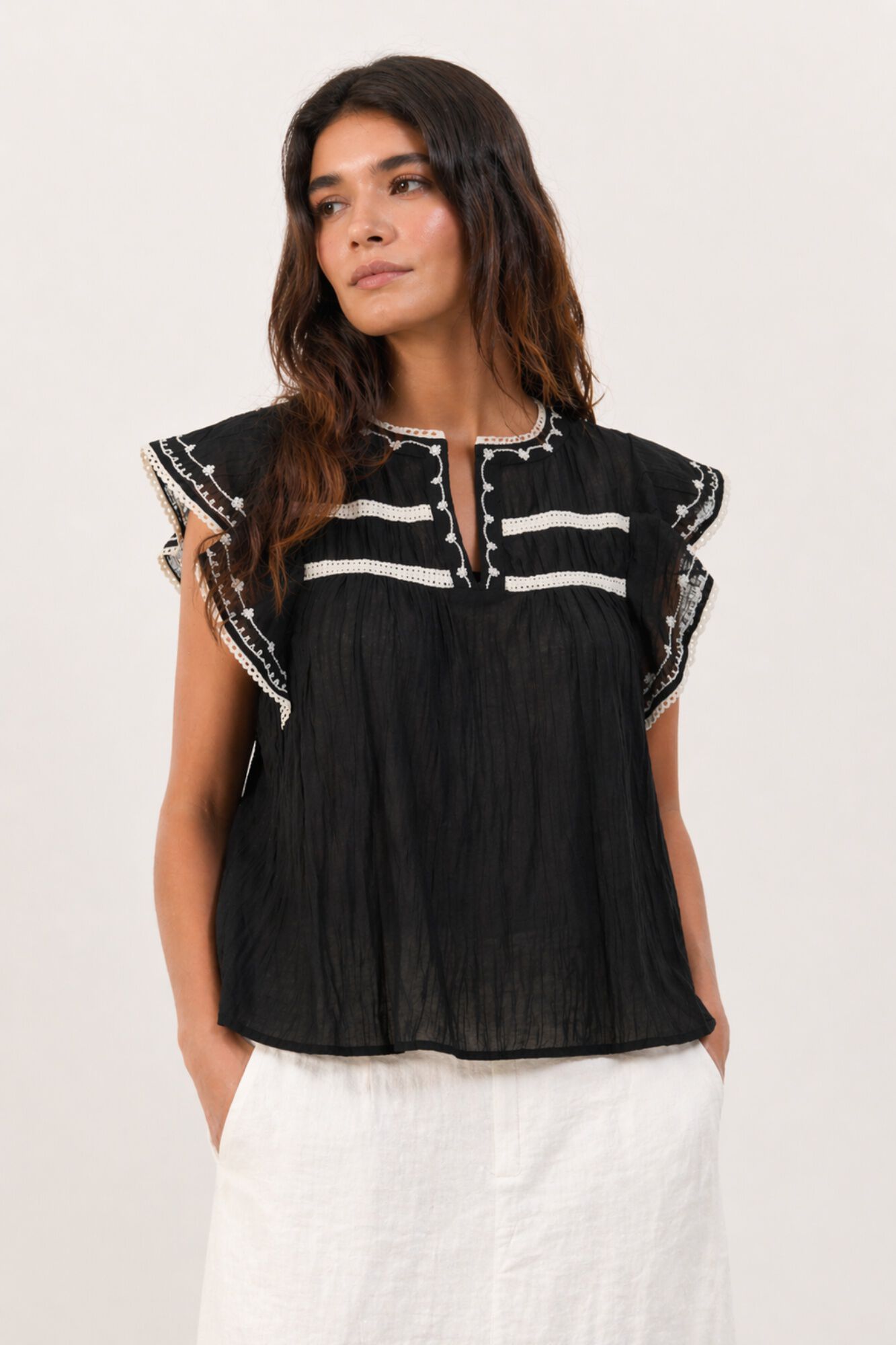 Vila Blusa com bordados em algod&atilde;o org&acirc;nico