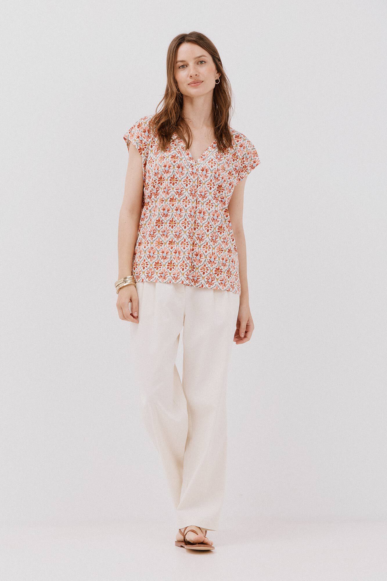 Cortefiel V -shirt with lace detail