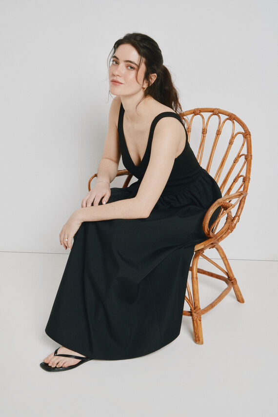 Vestido largo con cuello pico y sin mangas
