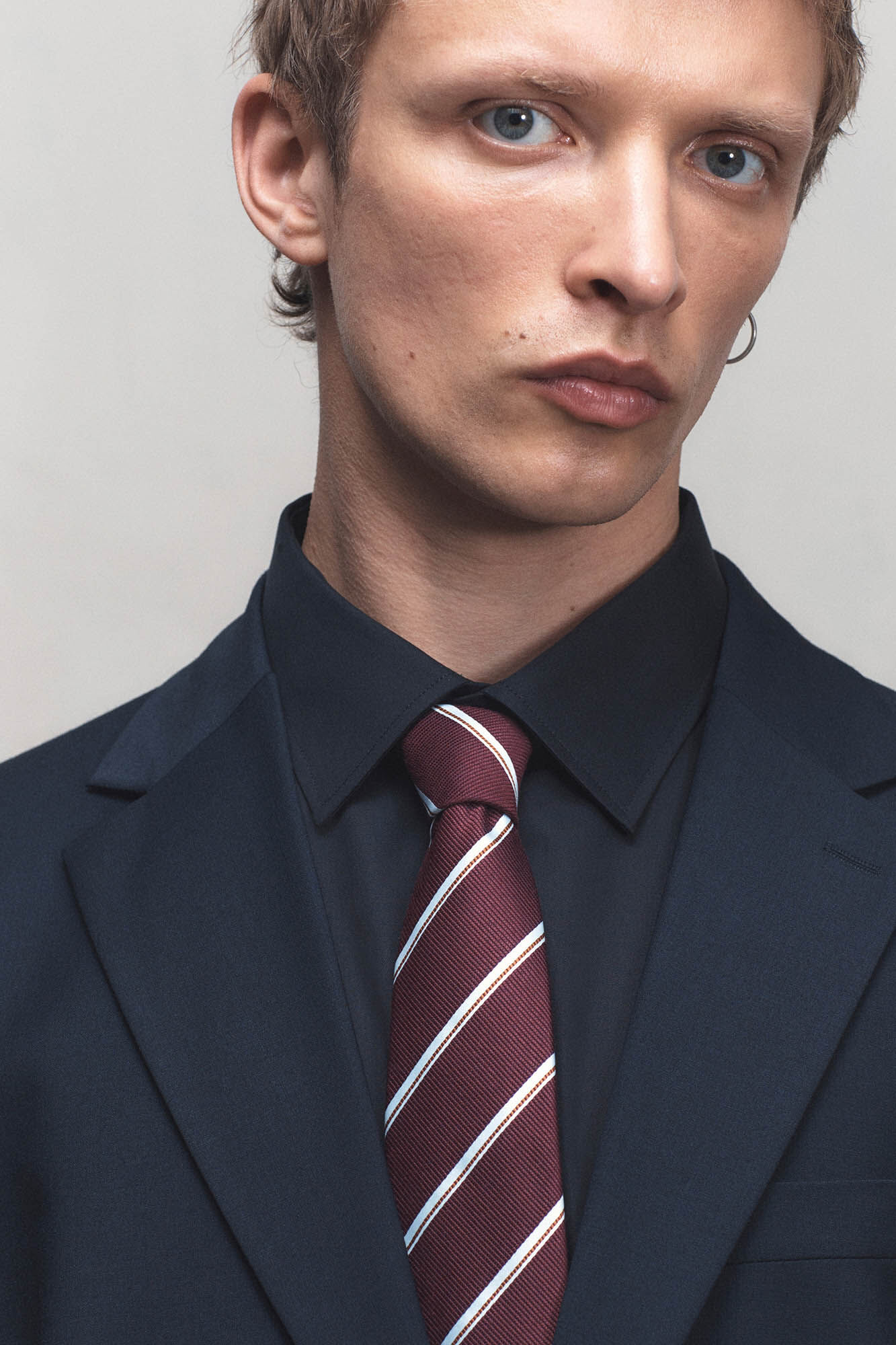 Selected Corbata de rallas confeccionada con materiales reciclados.