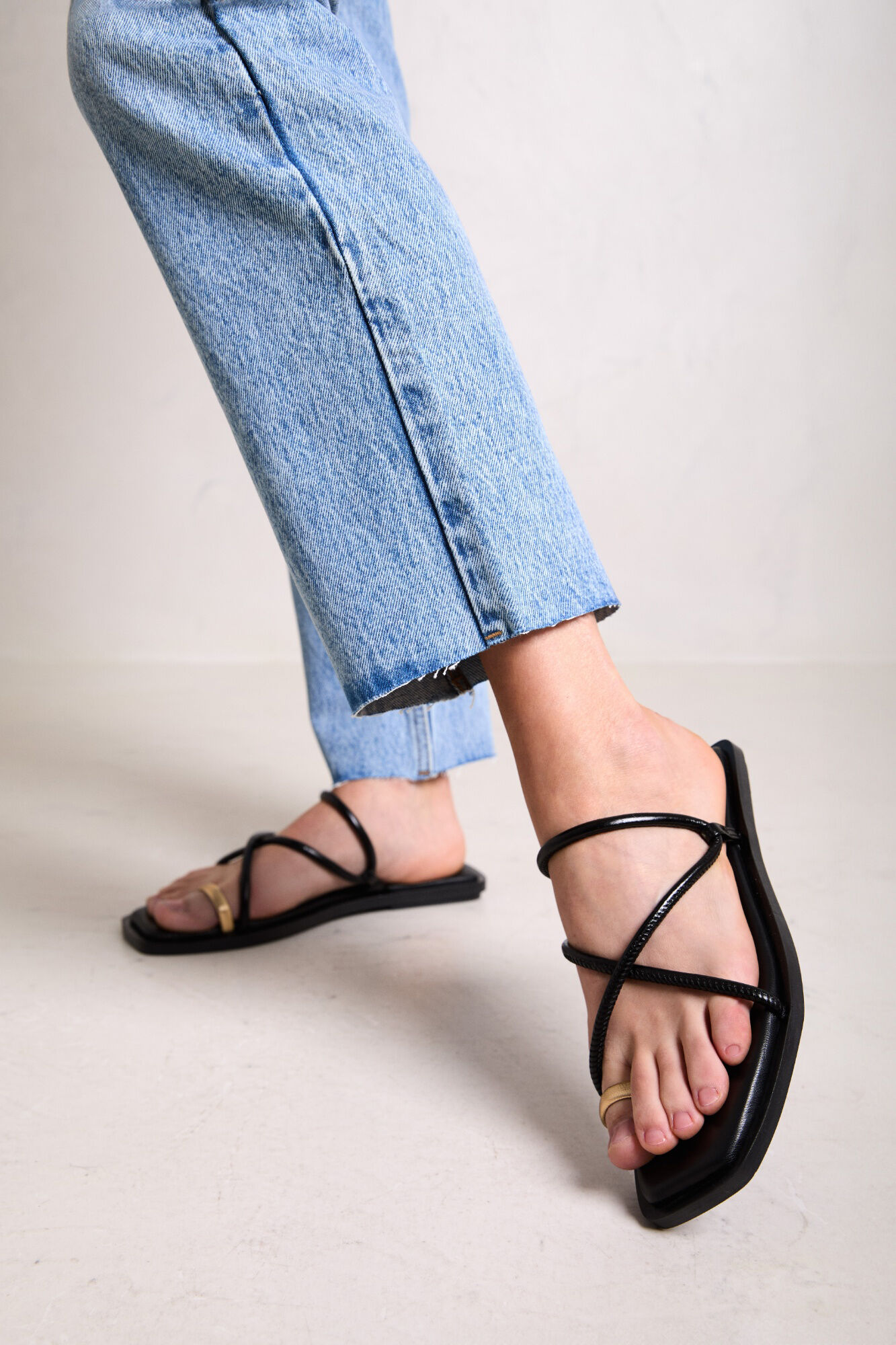 Bryan Stepwise Sand&aacute;lia com tiras