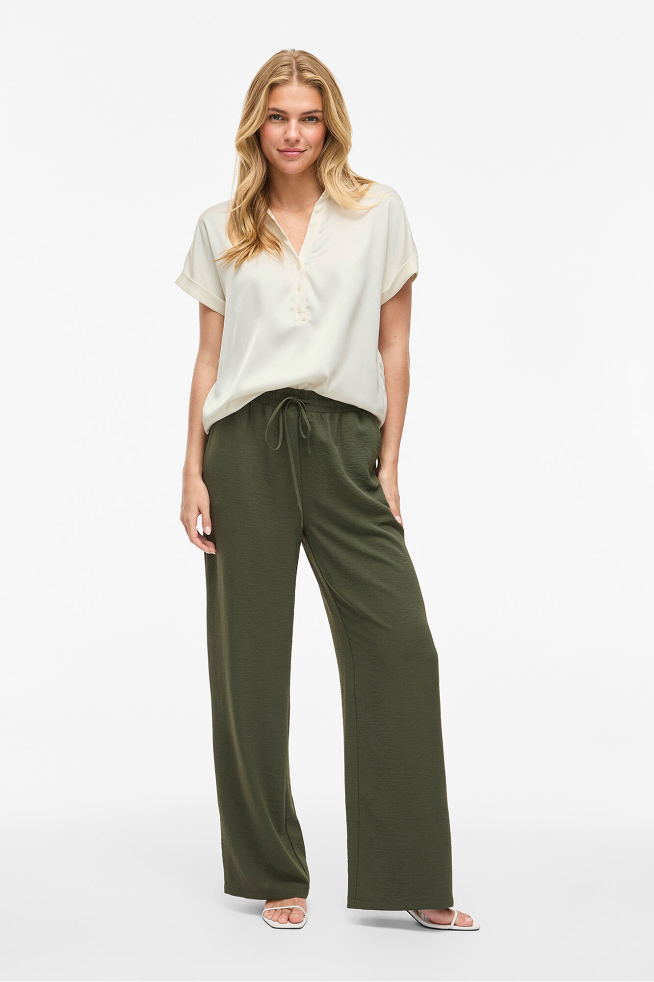 Vila Blusa acetinada de manga curta