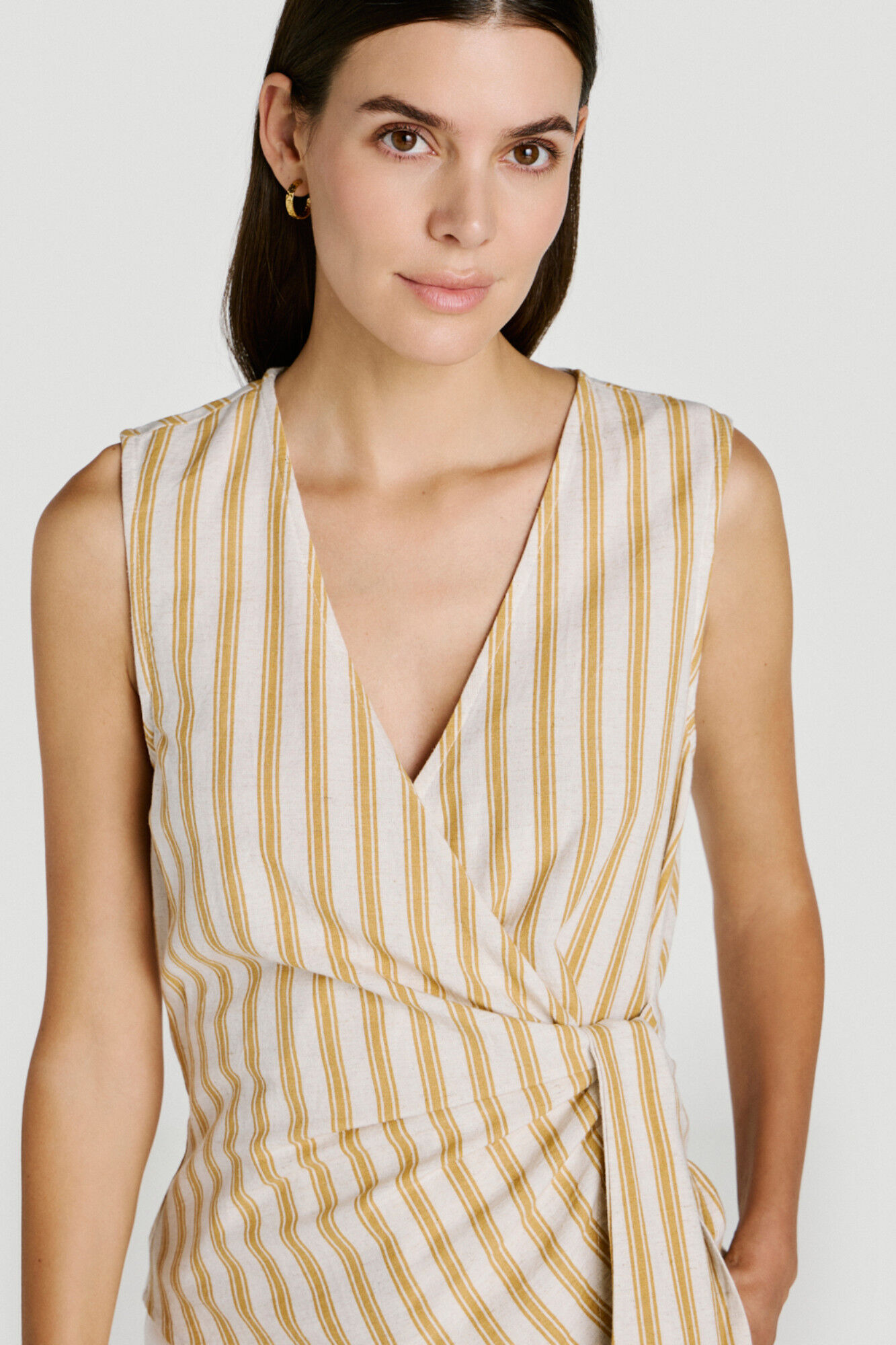 Vila Top de mulher cruzado com la&ccedil;ada de linho