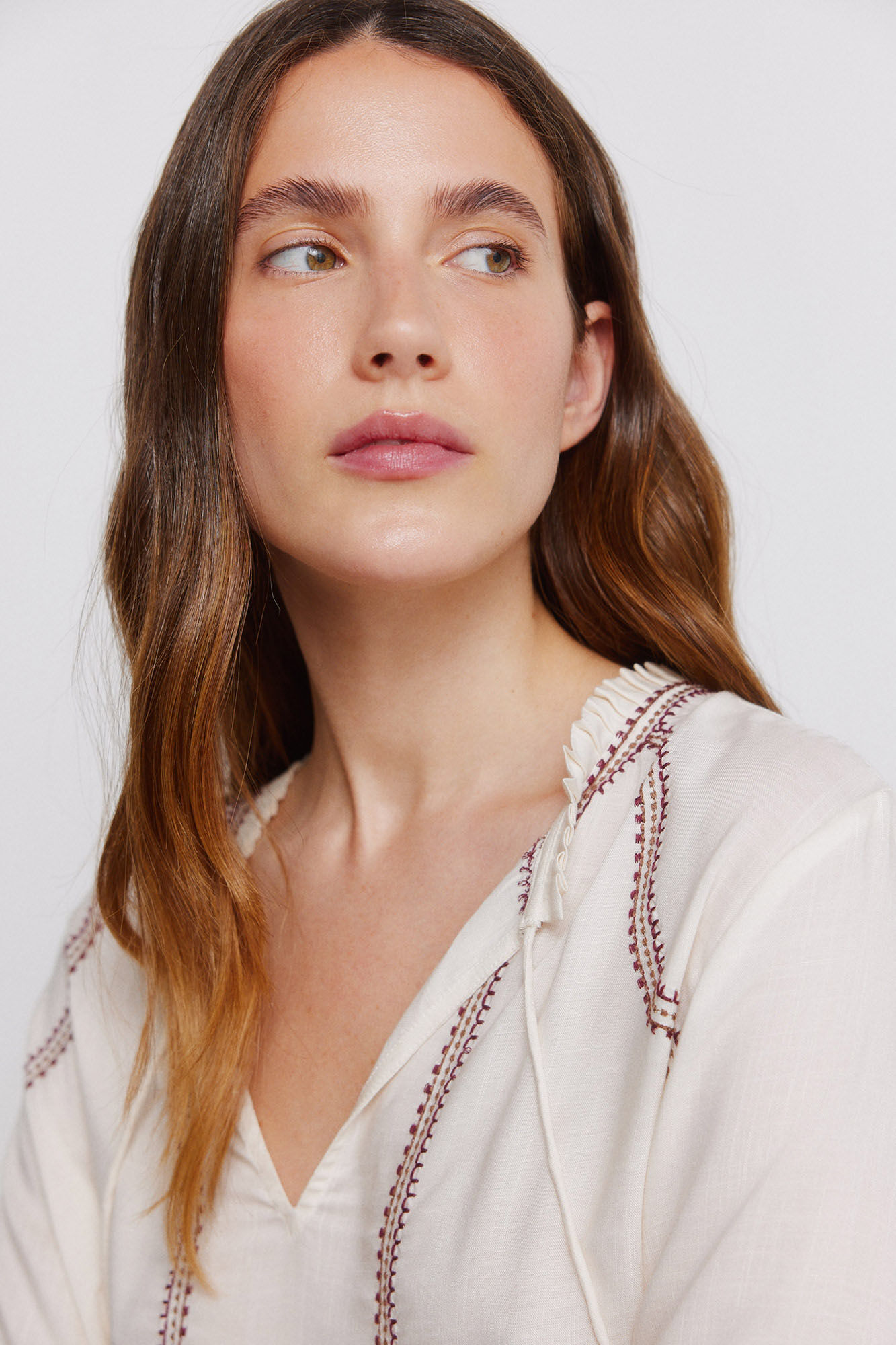 Vila Blusa boho com bordados em contraste