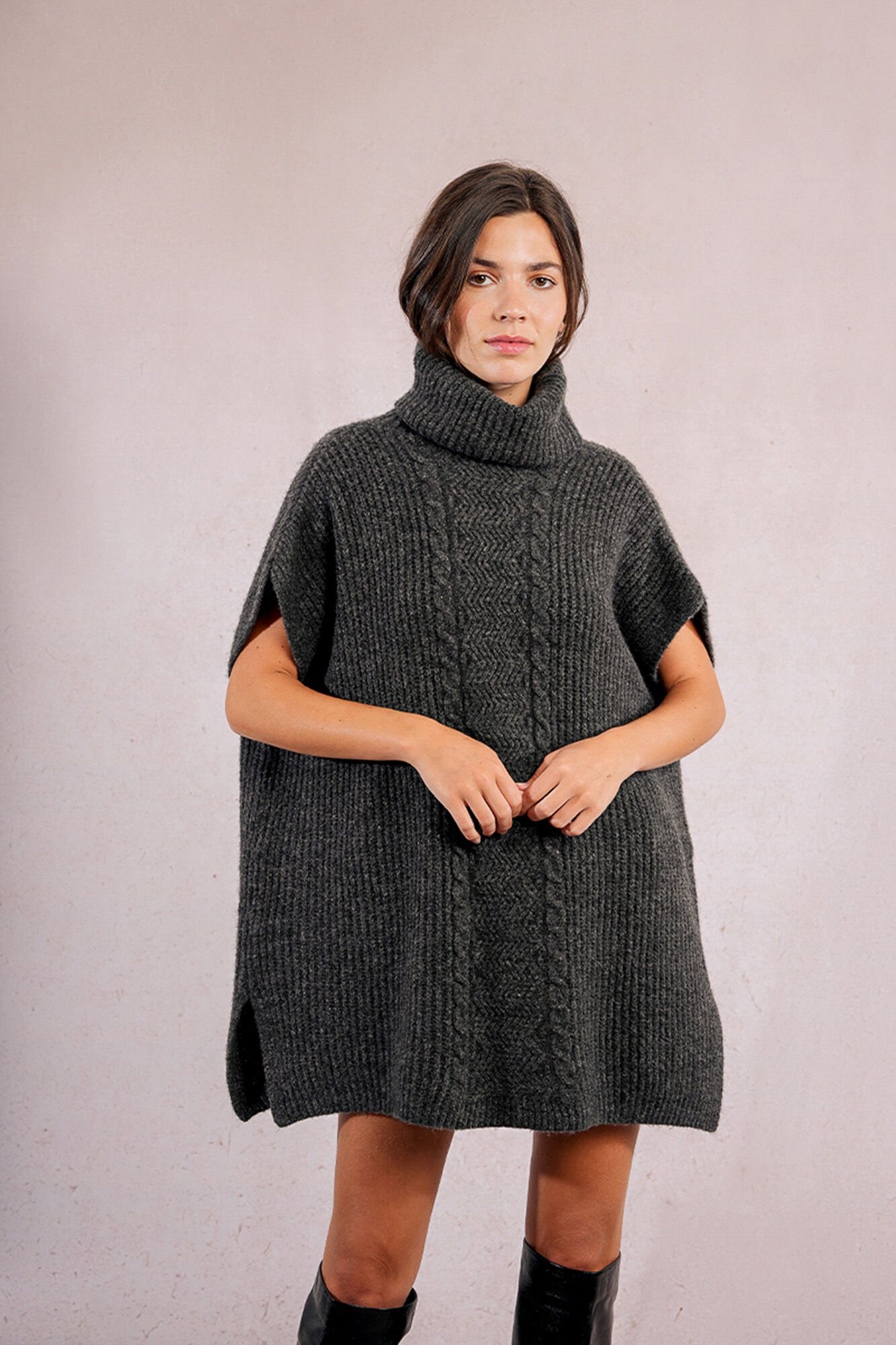 Molly Bracken Poncho assim&eacute;trico com gola alta