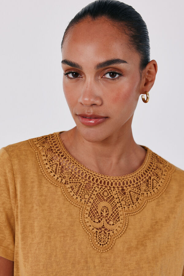 Cortefiel Guipure neckline t-shirt Gold