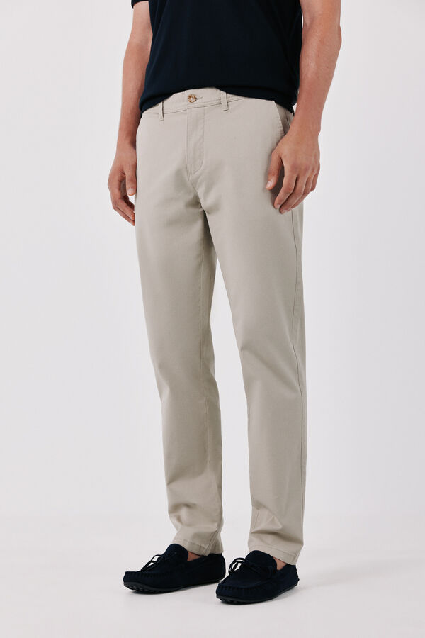 Cortefiel Chino b&aacute;sico ligero regular Beige