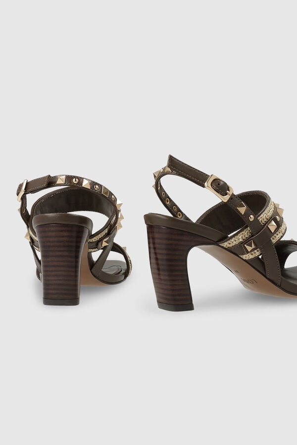 Lodi Sand&aacute;lias em pele e tachas Castanho