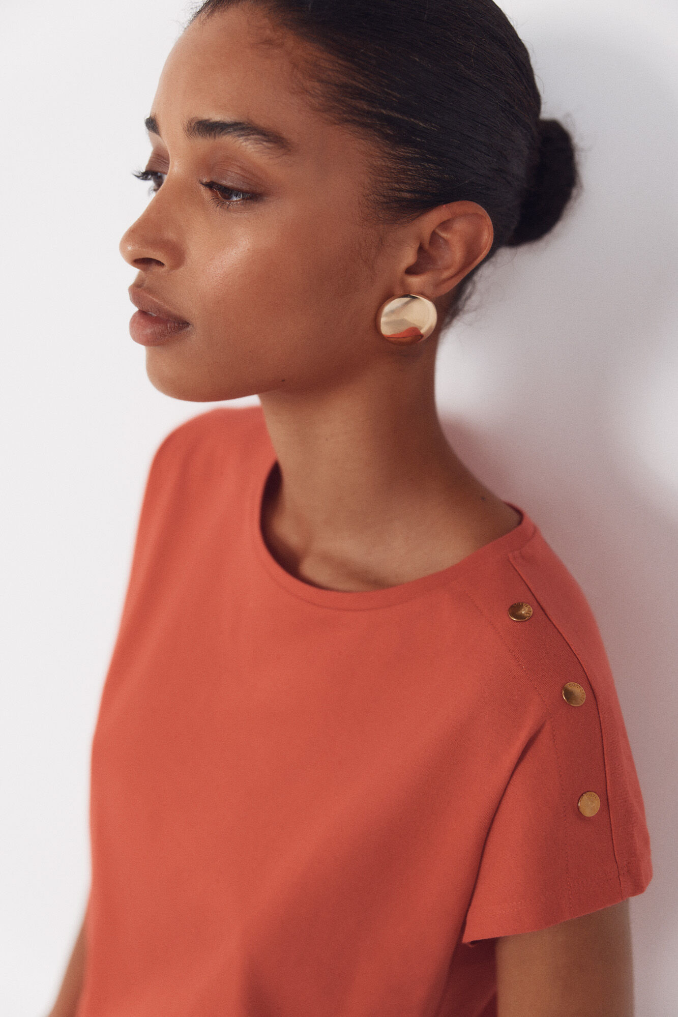 Cortefiel Basic t-shirt with gold buttons