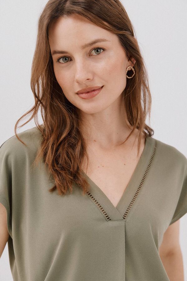 Cortefiel V -shirt with lace detail Kaki
