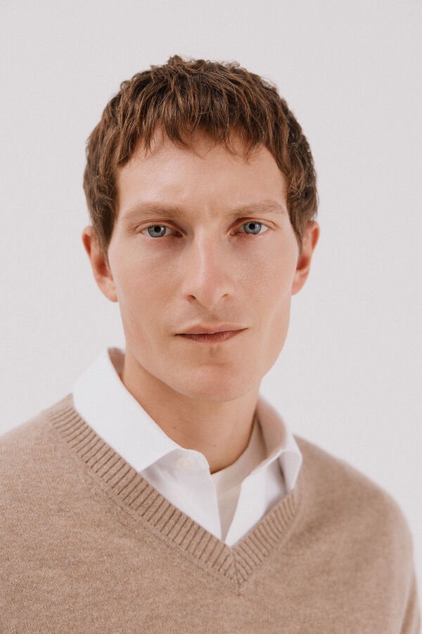 Cortefiel Lambswool round V wool sweater Camel