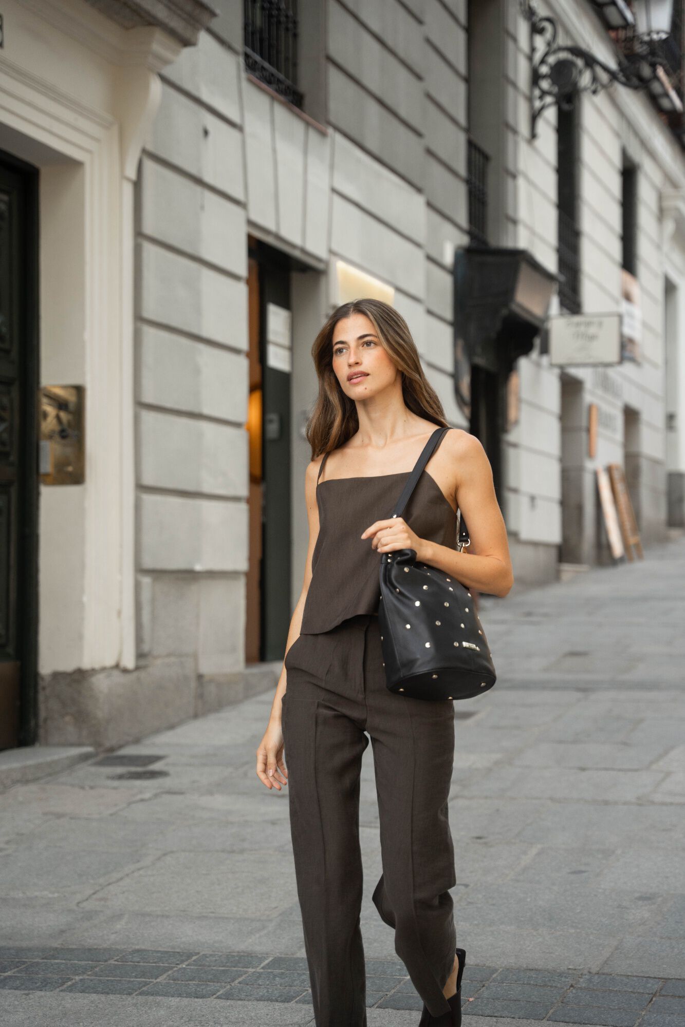 The Code Bucket bag Julieta em pele e tachas