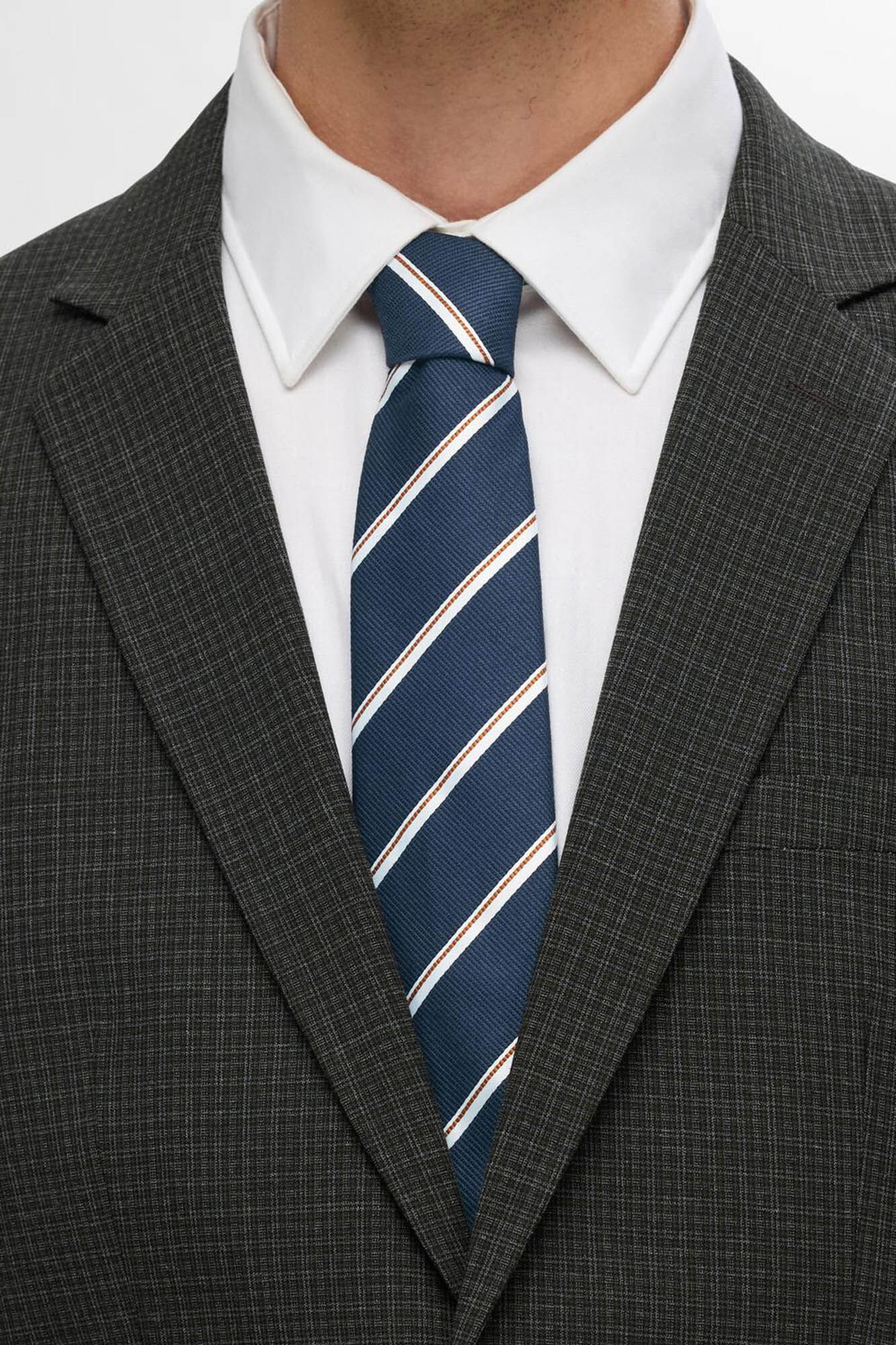 Selected Corbata de rallas confeccionada con materiales reciclados.