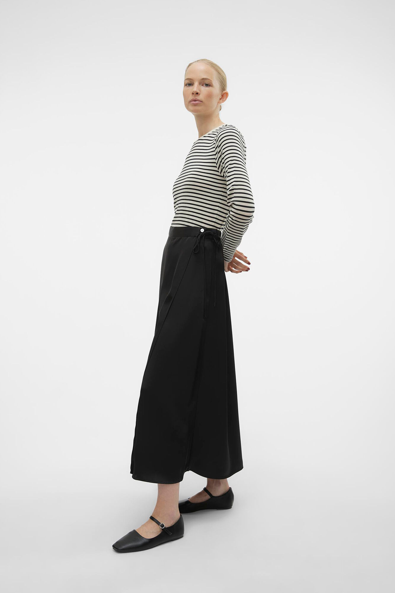 Satin finish midi skirt Women s skirts Cortefiel