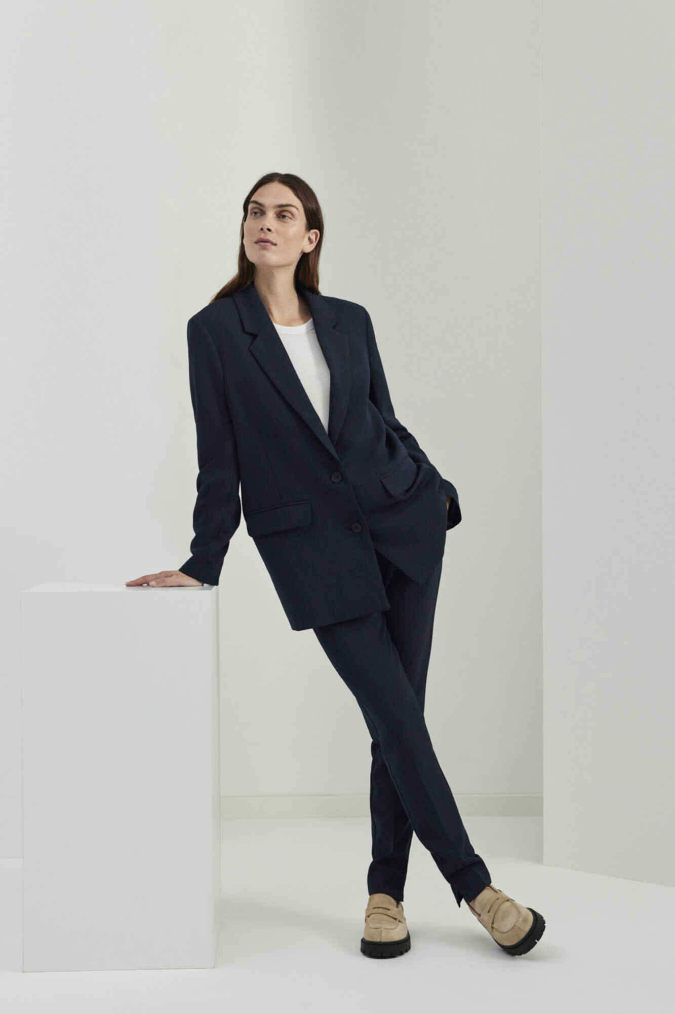 Pantalon de traje Slim Fit confeccionado con materiales reciclados. Pantalones de mujer Cortefiel
