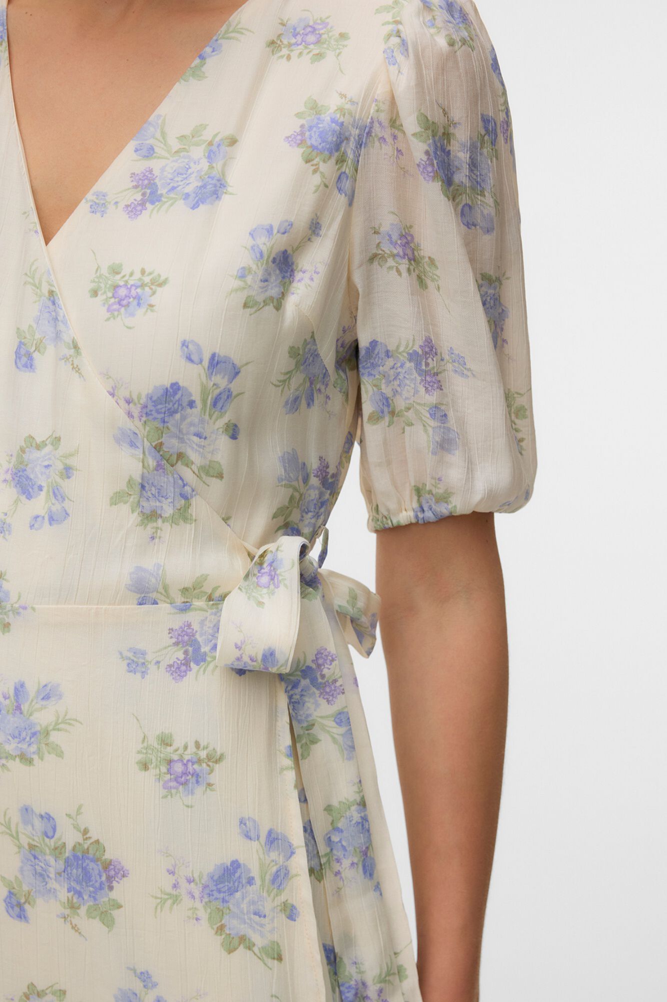 Vero Moda Vestido cruzado estampado