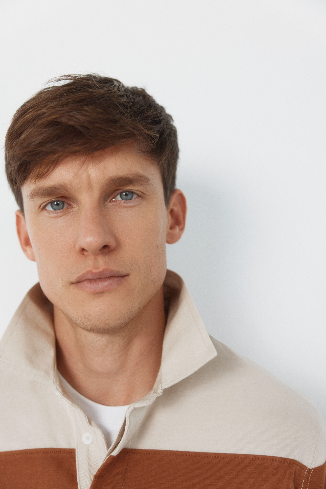 Cortefiel <br>-Regular fit<br>-Striped single jersey fabric<br>-Contrasting neck and placket with buttons<br>-By purchasing our cotton products, you are supporting our investment in the Better Cotton initiative. This product has been obtained through a mass balance 