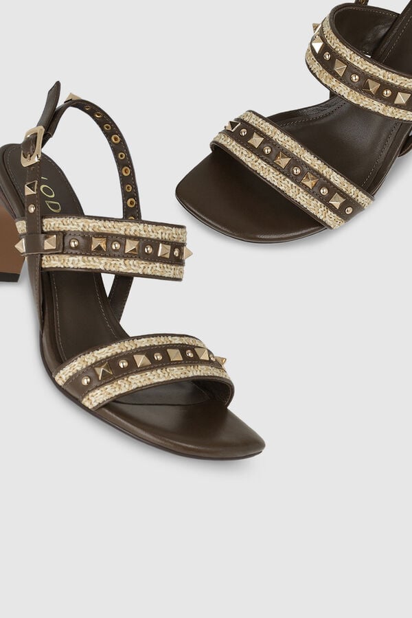 Lodi Sand&aacute;lias em pele e tachas Castanho