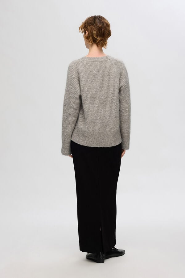 Cortefiel V- neck sweater made of wool and alpaca. Regular fit. Grey