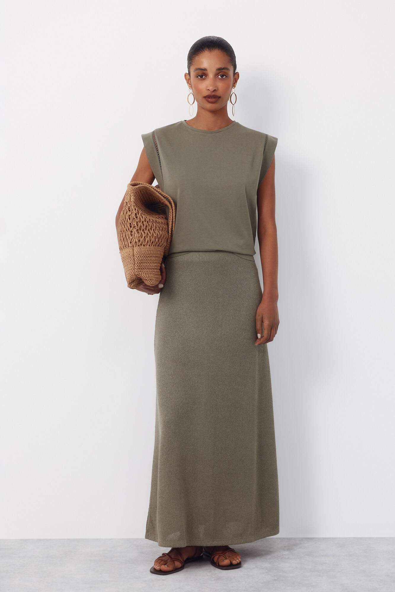 Cortefiel Camiseta com detalhe em renda na cava.