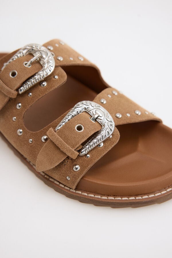 Slowlove Sandalia piel tachuelas Marr&oacute;n