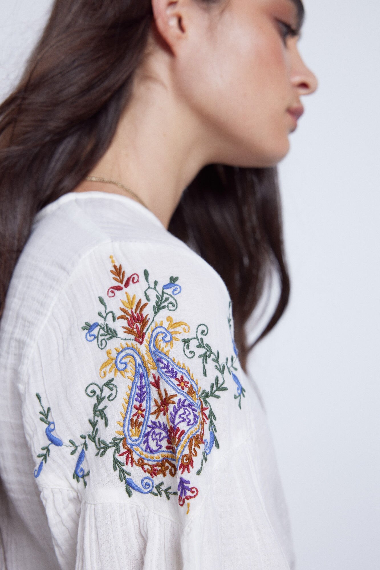 Blusa bordada de manga comprida Blusas de mulher Cortefiel
