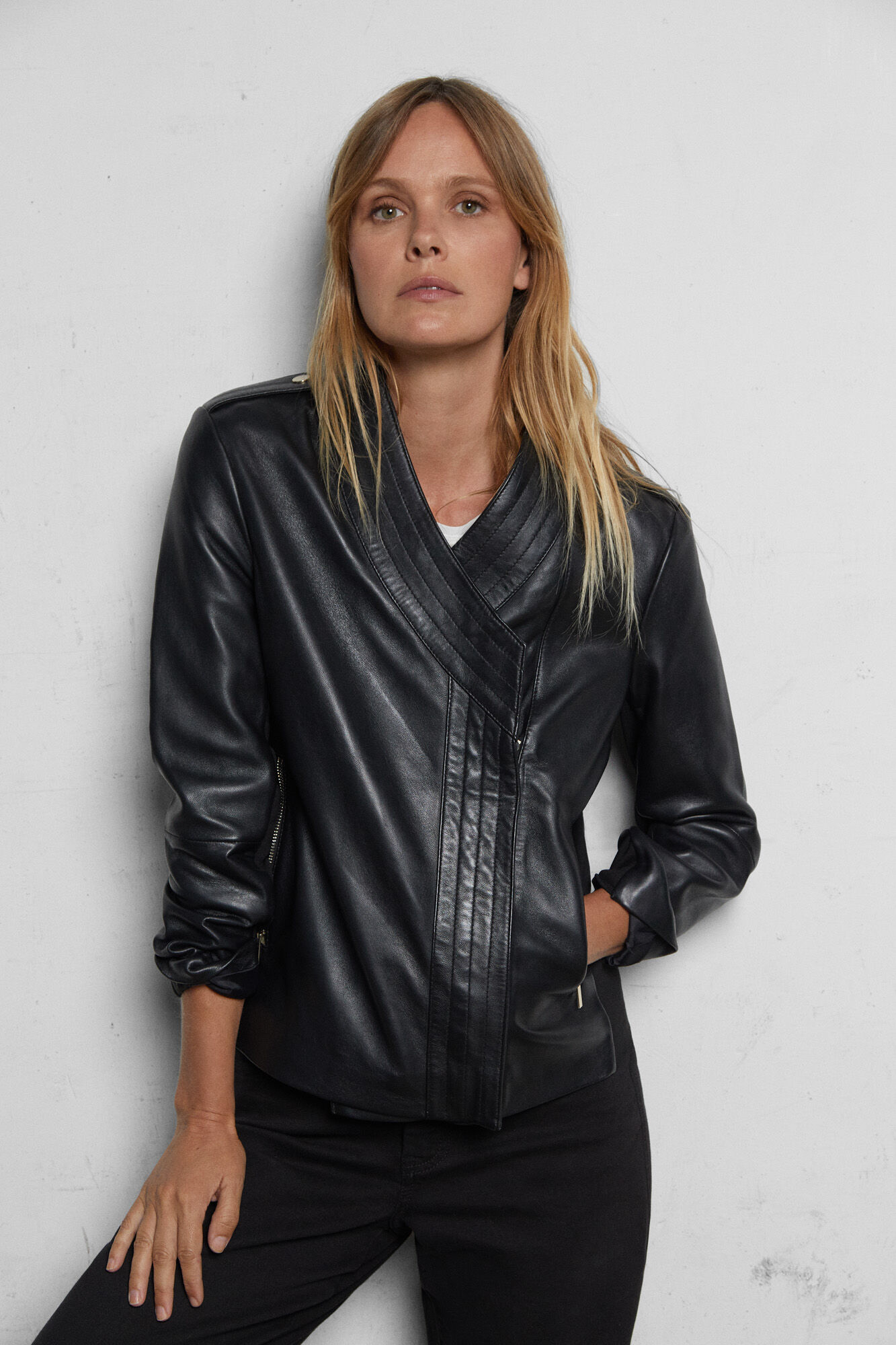 Cazadora biker de piel combinada punto Chaquetas de mujer Cortefiel